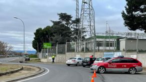 Según la justicia española, citada por el rotativo Diario de Navarra, el hombre habría asestado a la víctima, una profesora de 38 años, varias cuchilladas con gran violencia.