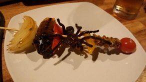 Tapas de escorpiones y tarántulas en un restaurante de Camboya