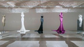Prendas de Azzedine Alaïa se exponen como esculturas en Londres