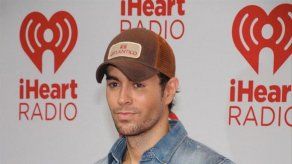 Enrique Iglesias recibe clases de baile de un joven admirador
