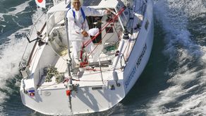 Horie también ha realizado otros viajes en solitario de larga distancia, como una vuelta al mundo en 1974.