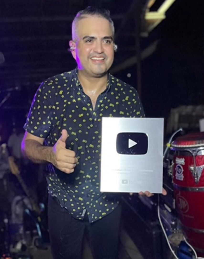 Jhonathan Chávez recibe placa de YouTube