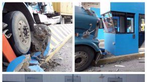 Camión articulado casi choca contra caseta del Corredor Norte