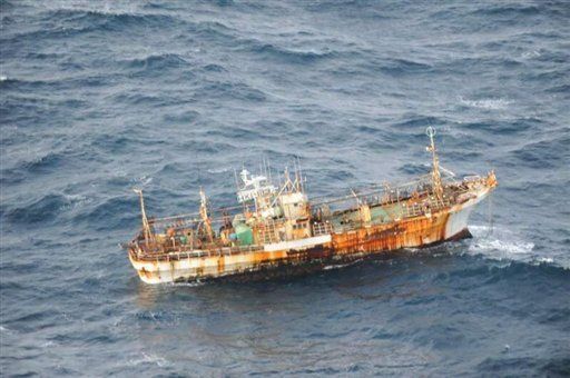 Barco arrastrado por maremoto en Japón, visto en Canadá