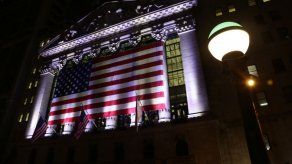 Wall Street opera con ganancias