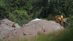 Reanudan búsqueda en fosa con restos humanos en el oeste de México