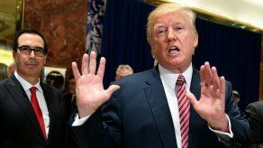Trump elimina dos foros tras dimisiones de empresarios por polémica racista
