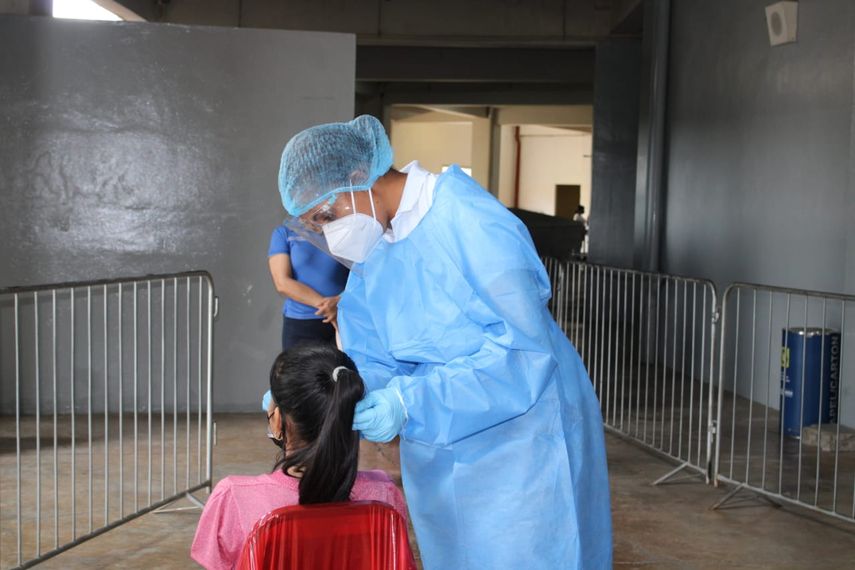 Personal de salud aplica hisopados.