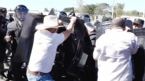 Productores de arroz se enfrentaron a policías contra las importaciones Productores de arroz se enfrentaron a policías contra las importaciones