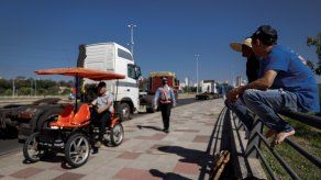 &nbsp;Dos transportistas descansan en la Costanera de Asunción mientras aguardan una respuesta del Congreso sobre aprobación del proyecto de ley de fletes, hoy, en Asunción (Paraguay).&nbsp;