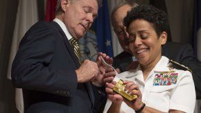 La Marina de EEUU promociona a su primera mujer almirante cuatro estrellas