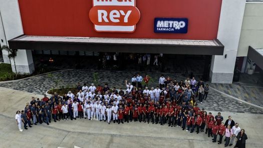 Primer HIPER REY abre sus puertas en Los Pueblos