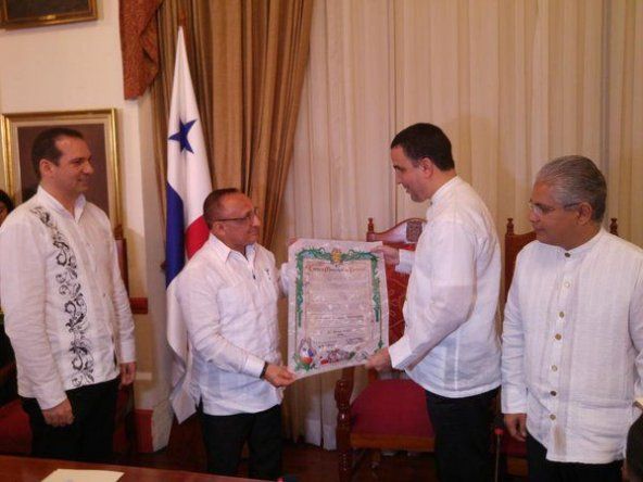 Con encendido de luces del Palacio Municipal inicia oficialmente efemérides patrias