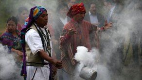 Indígenas guatemaltecos ofrendan por una paz real a 20 años del cese al fuego