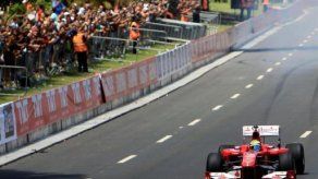 Massa pone a rugir su bólido de Ferrari por las calles de Río de Janeiro