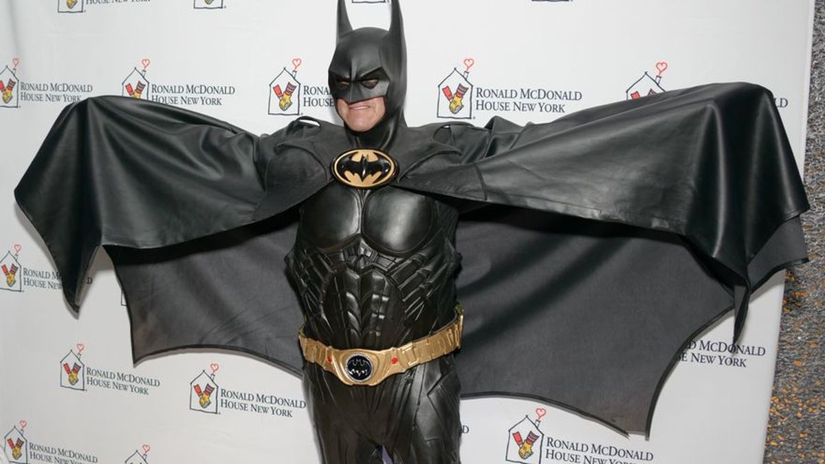 Batman muere en autopista de EEUU tras averiarse su batimóvil