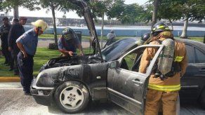 Vehículo sedán se incendia en la Cinta Costera