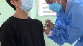 La dosis y esquema de vacunación se realizará en menores, de la misma manera que en un adulto.