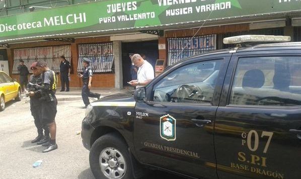 Un joven herido y dos detenidos en robo frustrado en Avenida B