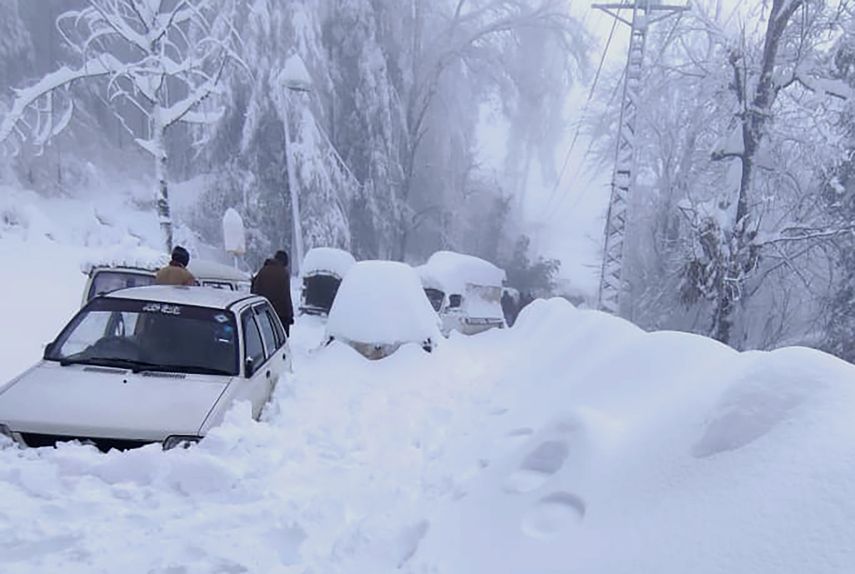 Personal de emergencia distribuyó alimentos y mantas a las personas mientras estaban atrapadas en sus vehículos cubiertos de nieve