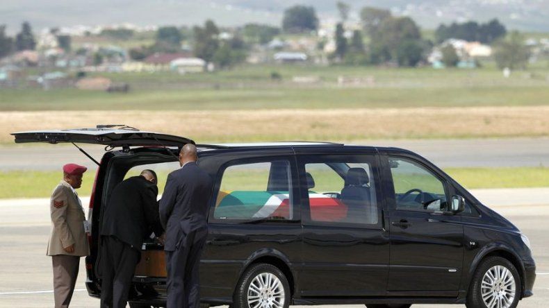 Mandela llega al paraíso de su infancia para recibir sepultura
