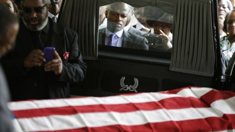 EEUU: Efectúan funeral de hombre asesinado por policía