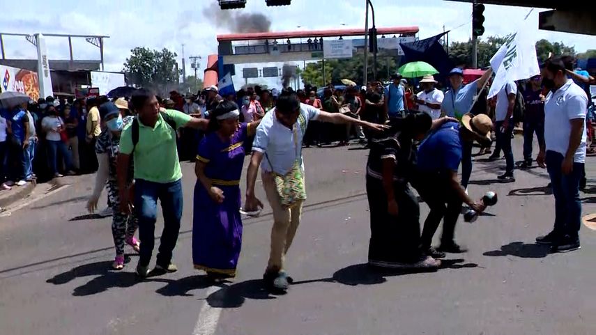 El gremio docente apoyó a los grupos originarios en el cierre en la vía Interamericana ante la presencia de unidades antidisturbios.