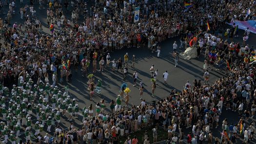 Entre banderas arcoirís (símbolo de la comunidad LGTB+: lesbianas, gays, bisexuales, transexuales, queer y otros), los manifestantes caminaron tras una pancarta con el eslogan de esta edición: Visibilidad, Orgullo y Resiliencia.