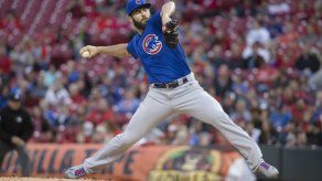 Jake Arrieta lanza sin hit en paliza de Cachorros ante Rojos