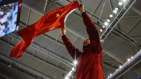 Detienen a un hostelero por usar la bandera china como cortina de su cocina