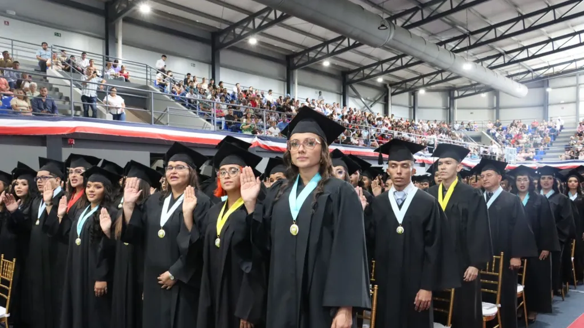 Centro Regional Universitario gradúa a 277 nuevos profesionales Centro Regional Universitario gradúa a 277 nuevos profesionales