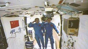 Astronautas chinos se acoplan e ingresan a estación espacial