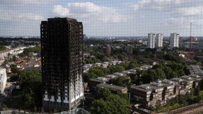 El gobierno británico hace control de daños tras el incendio