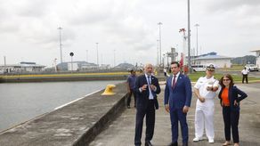 Embajador de Estados Unidos recorre el Canal de Panamá