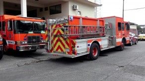 Bolardos en Calle Uruguay obstruyeron paso de camión de los bomberos