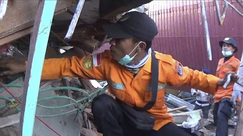 Indonesia: ayuda llega a zona de sismo que causó 102 muertos