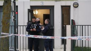 Hombre es investigado por el asesinato de su familia en Francia.