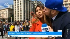 Una reportera colombiana fue besada y tocada mientras informaba en Mundial