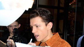 Tom Holland rescata a una fan en medio de una firma de autógrafos que se salió de control