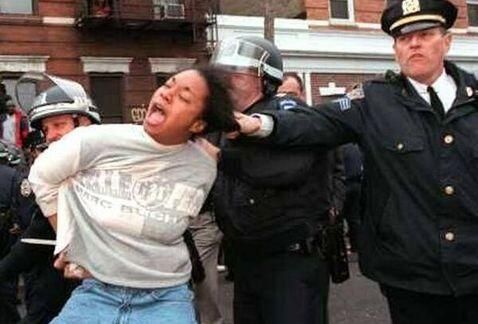 Miles de fotos de policías violentos en NY incendian la red social de Twitter
