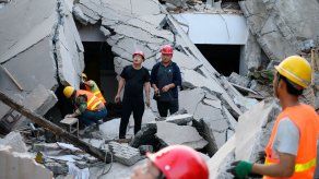 Rescatistas en un hotel que se derrumbó en China.