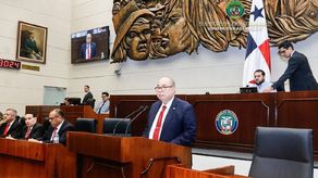 Director de la CSS, Enrique Lau Cortés, explica proyecto de licitación de equipos de hemodiálisis.