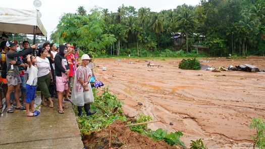 Los residentes esperan noticias de familiares después de que la ladera de una montaña se derrumbara en la aldea de Bunga, ciudad de Baybay, provincia de Leyte, en el sur de Filipinas.