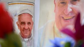 El papa Francisco deja de usar máscara de oxígeno. El papa Francisco deja de usar máscara de oxígeno.