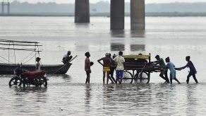 Las lluvias torrenciales que arrasaron el país golpearon el estado de Bengala Occidental (este), causando una destrucción generalizada.