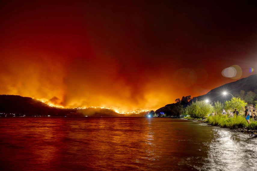 Canadá evacúa a 30.000 personas por incendios forestales.