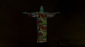 Cristo Redentor de Río se ilumina en honor a las víctimas del coronavirus