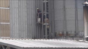 Miembros del Benemérito Cuerpo de Bomberos y la Policía Nacional llegaron al lugar donde ocurrió el accidente para recuperar el cuerpo de este hombre.