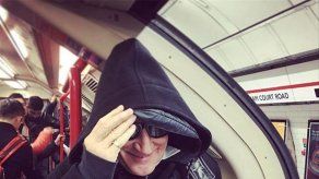 Rod Stewart viaja de incógnito en el metro de Londres