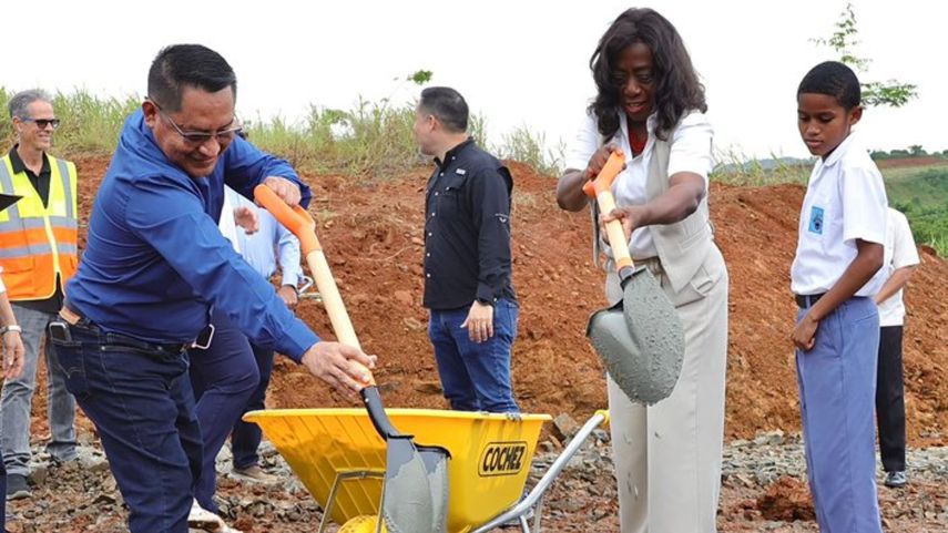 Ministra del MEDUCA en la primera palada del nuevo Centro de Educación Integral de Puerto del Mar.